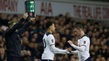 Pemain Tottenham Hotspur, Vincent Janssen, diganti Dale Alli.