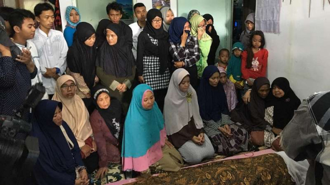 Jenazah Arum disemayamkan di rumah duka.