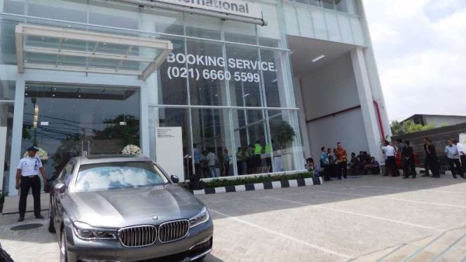 Diler baru BMW di Pluit, Jakarta Utara.