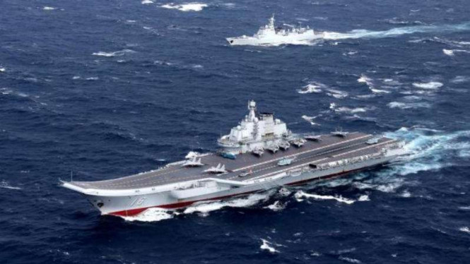 Kapal Induk China, Liaoning, melewati Selat Taiwan.
