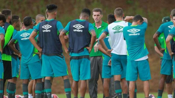 Para pemain dan pelatih Chapecoense
