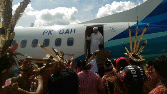 Seorang pria berbaju gamis putih yang diduga Waskjend Majelis Ulama Indonesia Tengku Zulkarnain saat mendapat pengadangan dari warga suku Dayak di Kalimantan Barat, Kamis (12/1/2017)
