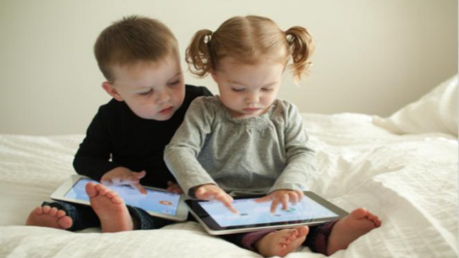 Anak bermain gadget.