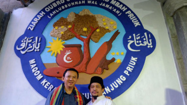 Ahok saat berada di depan makam Mbah Priuk.
