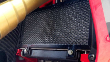 Pelindung radiator motor Honda CBR250RR.