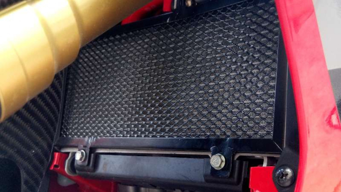 Pelindung radiator motor Honda CBR250RR.