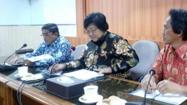 Menteri LHK, Siti Nurbaya bersama pelaksana tugas Gubernur DKI.