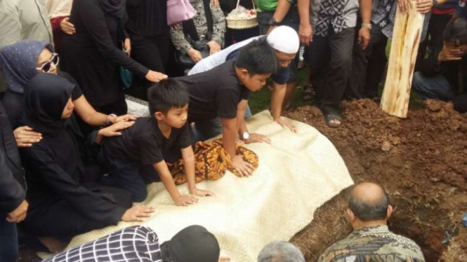 Istri dan Kedua Anak Oon di Pemakaman