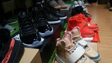 Berburu sneakers langka.