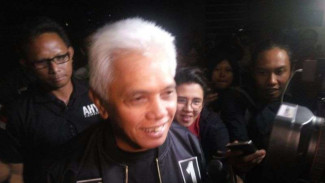 Hatta Rajasa Hadiri Debat Pilkada Pakai Jaket AHY-Sylvi