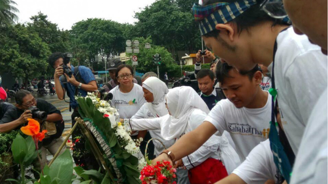Tabur bunga memperingati setahun Bom Thamrin, Sabtu, 14 Januari 2017.