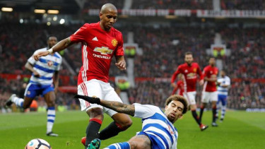 Pemain Manchester United, Ashley Young (kiri)