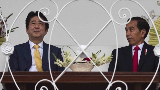 Perdana Menteri Jepang, Shinzo Abe dengan Presiden Joko Widodo, saat bertemu di Istana Bogor, Jawa Barat, Minggu, 15 Januari 2017.