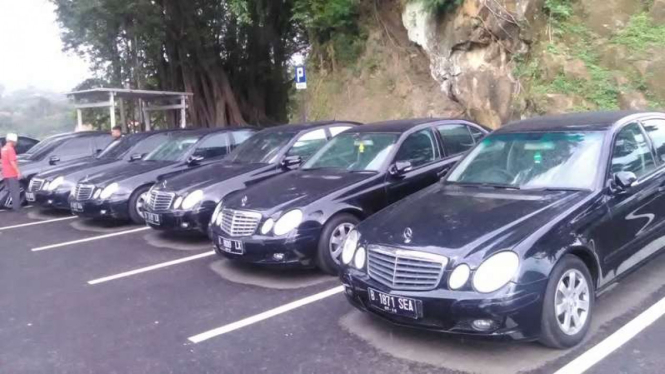 Mercedes-Benz bekas taksi Blue Bird.