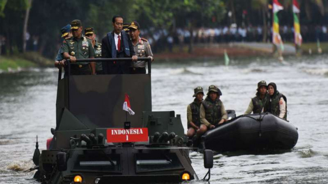Presiden Jokowi menjajal Panser Anoa 2 6x6 Amphibious di Mabes TNI Cilangkap