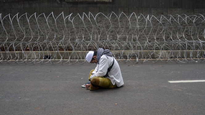 Salah seorang peserta aksi unjuk rasa massa dari Front Pembela Islam (FPI) di Mabes Polri beberapa waktu lalu.