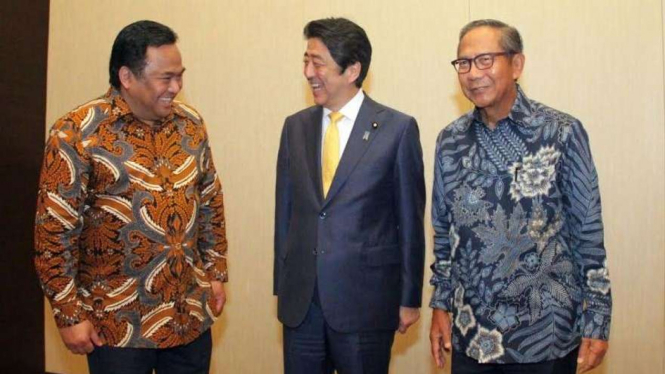 PM Shinzo Abe diapit  Rahmat Gobel dan Ginanjar Kartasasmita.