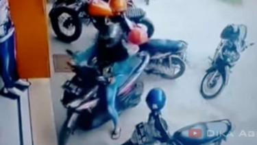 Parkir ribet seorang perempuan keluarkan motor.