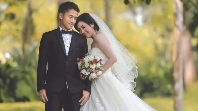 Bayu Gatra bersama dengan sang istri, Venty Pratiwi