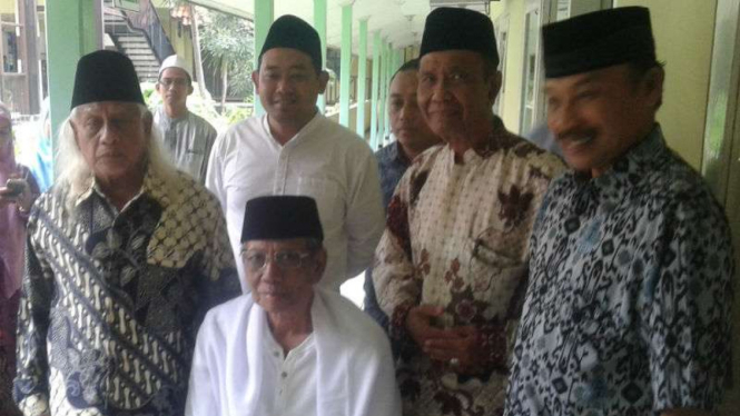 Anggota Dewan Pertimbangan Presiden KH Hasyim Muzadi (duduk)