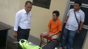 Aparat Polda Sumatera Selatan memperlihatkan tersangka pelaku begal motor yang ditangkap pada Senin, 16 Januari 2017.