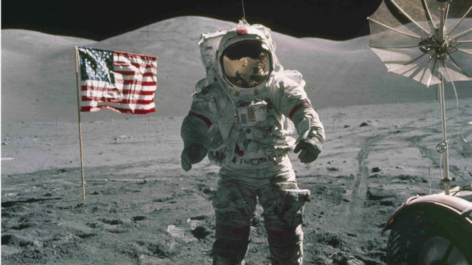 Eugene Cernan di permukaan Bulan