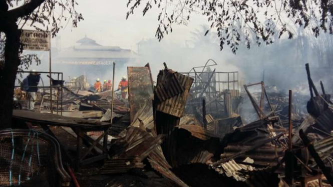 Kebakaran di rumah makan Ampera Bandung.