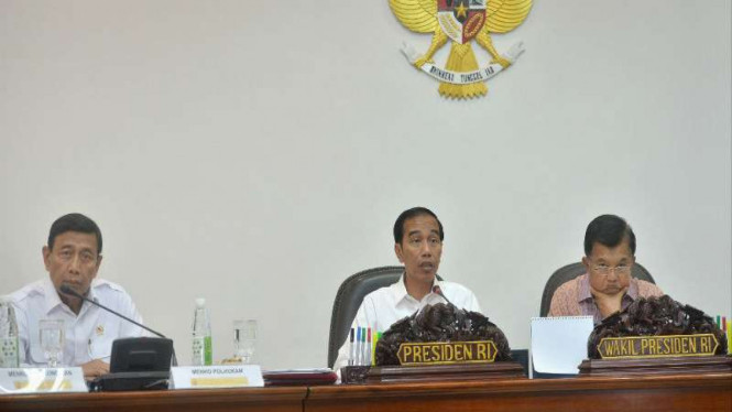 Presiden Jokowi bersama Wapres Jusuf Kalla dan Menko Polhukam Wiranto