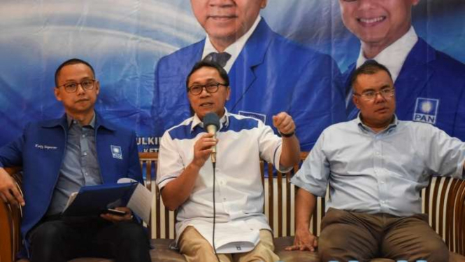 Ketua Umum PAN Zulkifli Hasan (tengah) dan Sekjen Eddy Suparno (kiri).