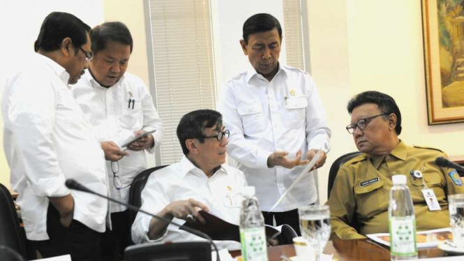Sejumlah menteri di Kabinet Kerja Presiden Joko Widodo berdiskusi dalam rapat di Istana Negara
