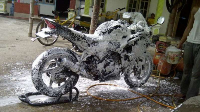 Cuci motor steam.