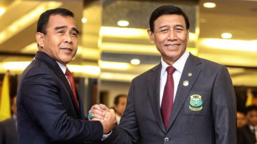 Ketua Umum PP PBSI, Wiranto (kanan), saat dilantik Ketua Umum KONI, Tono Suratman