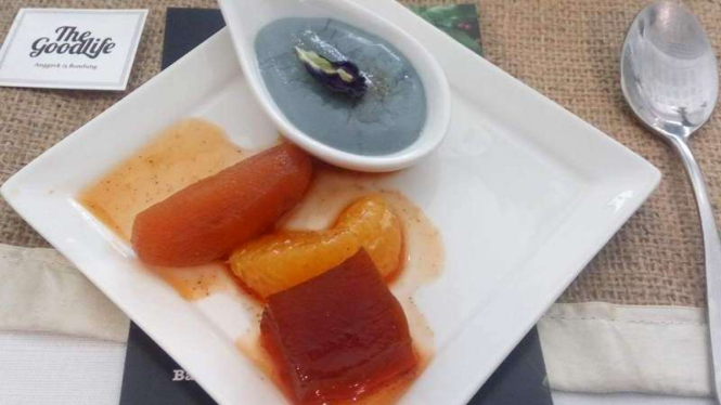 Chai Creme Catalan dengan bunga telang, kayu manis, jahe, cardamom, dan jeruk