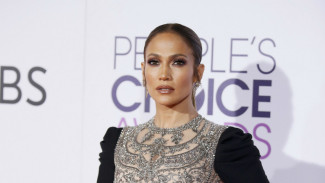 Jennifer Lopez Pamer Wajah Polos Tanpa Riasan