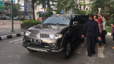 Perwakilan Google memasuki mobil untuk menghindari wartawan di kantor DJP.