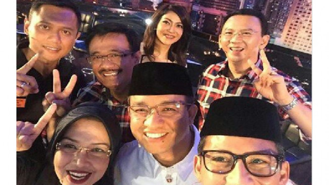 Swafoto Ira Koesno bersama tiga pasangan calon Pilkada DKI