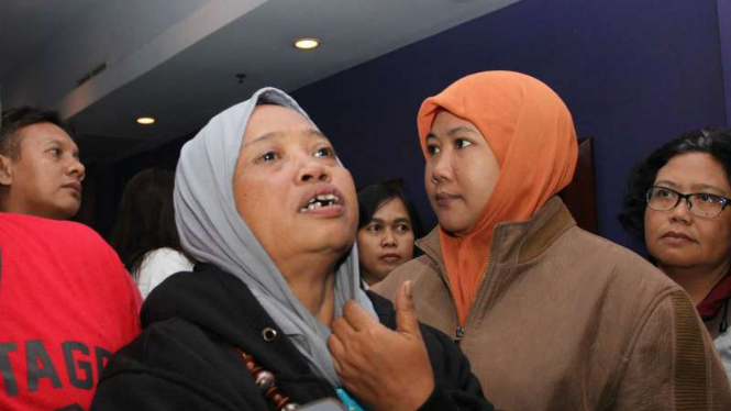 Istri Wiji Thukul menangis menyaksikan film tentang perjuangan suaminya.
