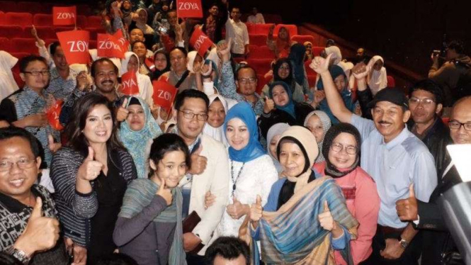 Wali Kota Bandung Ridwan Kamil saat menonton film Iqro: Petualangan Meraih Bintang.