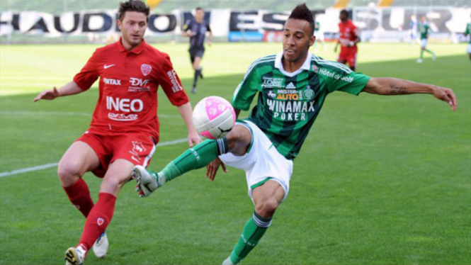 Bek anyar PSM Makassar, Steven Paulle (merah), saat berduel dengan Pierre-Emerick Aubameyang.