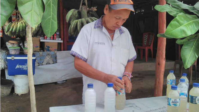 Penjual saguer, arak khas Minahasa.