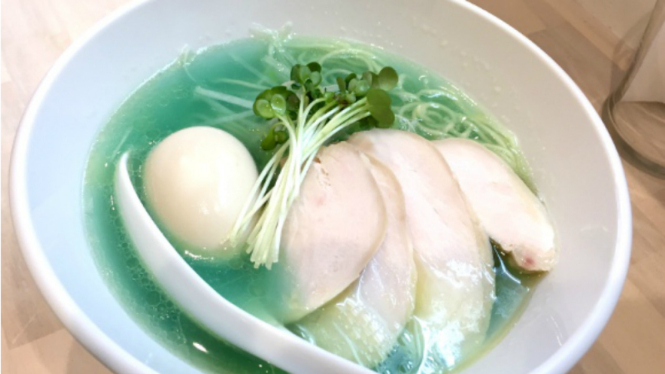 Ramen berkaldu biru.