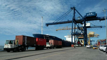 Pelabuhan Peti Kemas Soekarno-Hatta Makassar, Sulawesi Selatan, pada Jumat, 20 Januari 2017.