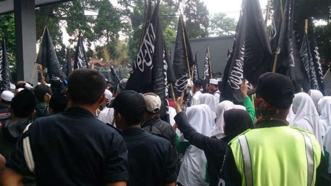 Lebih seribu orang mengatasnamakan santri dari sejumlah pesantren di Garut berunjuk rasa di kantor DPRD setempat pada Jumat, 20 Januari 2017.