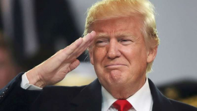 Presiden AS Donald Trump memberi hormat saat parade pelantikan.