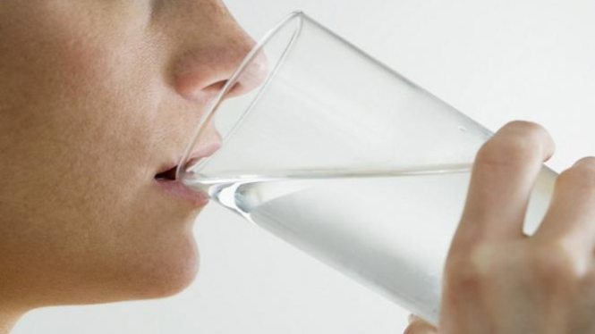 Minum air putih.