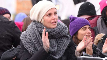 Aktris Charlize Theron turut serta dalam aksi unjuk rasa menentang Trump.