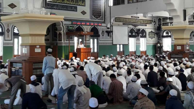 Massa pendukung Rizieq berkumpul di Masjid Al Azhar, Jakarta, 23 Januari 2017.