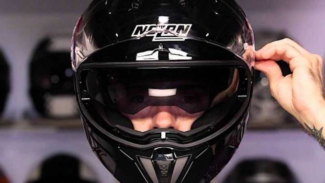 Ada ular bersarang di dalam helm. Foto ilustrasi.