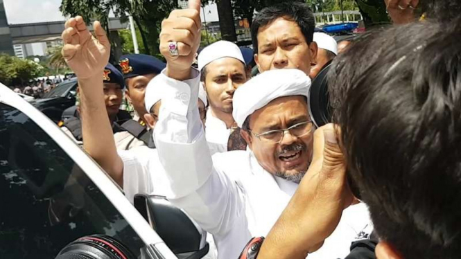 Rizieq Syihab saat akan jalani pemeriksaan polisi.