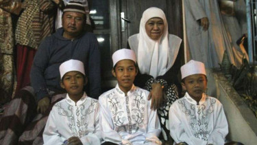 Ayah Marshanda, Irwan Yusuf, bersama Mensos Khofifah